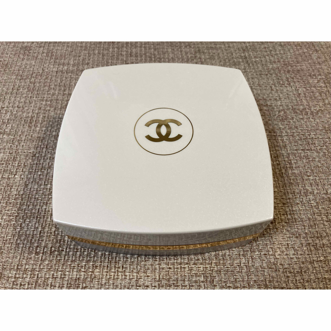 CHANEL(シャネル)のCHANEL ココ マドモアゼル フレッシュ ボディ パウダー コスメ/美容のボディケア(ボディパウダー)の商品写真