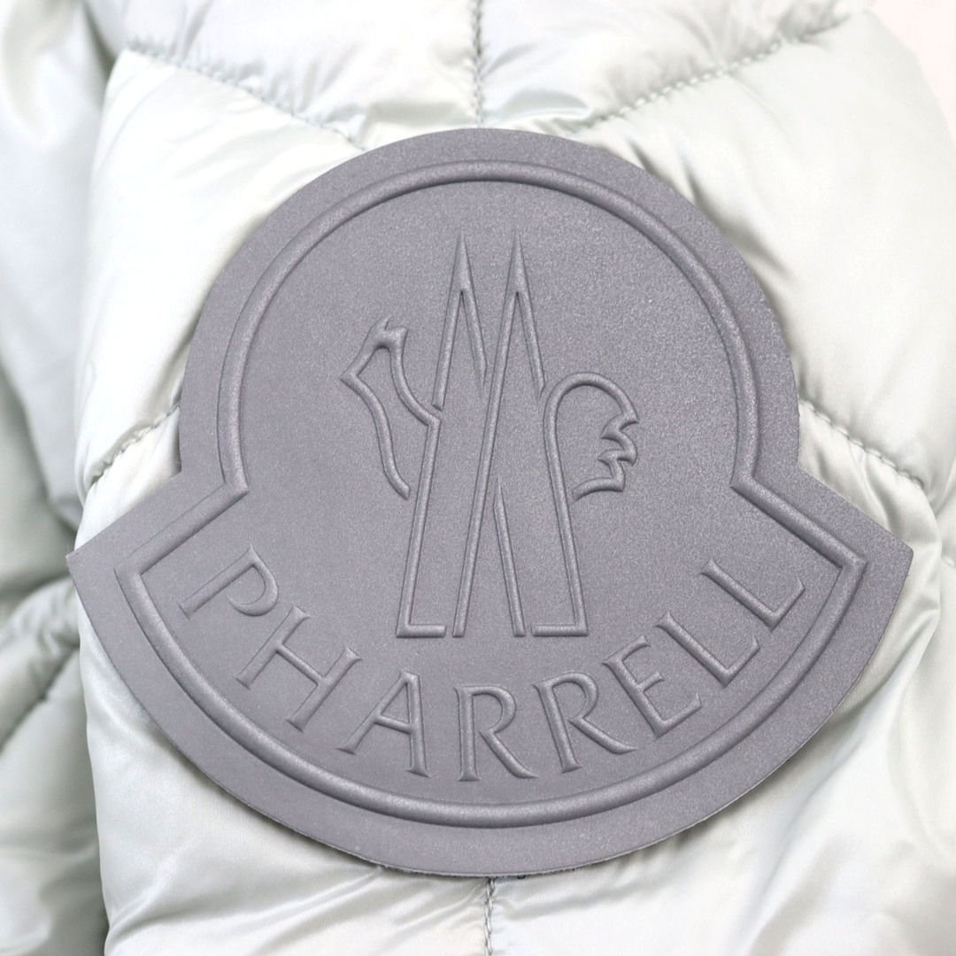 未使用品○MONCLER GENIUS 1 モンクレール ジーニアス 1 PHARRELL WILLAMS ファレル・ウィリアムス 23-24AW I209R1A00004 M3594 OAK GIUBBOTTO コラボロゴパッチ付き スタンドカラー ピラミッドキルティング ダウンジャケット グレー 1 ハンガー付き 正規品 メンズ メンズのジャケット/アウター(ダウンジャケット)の商品写真