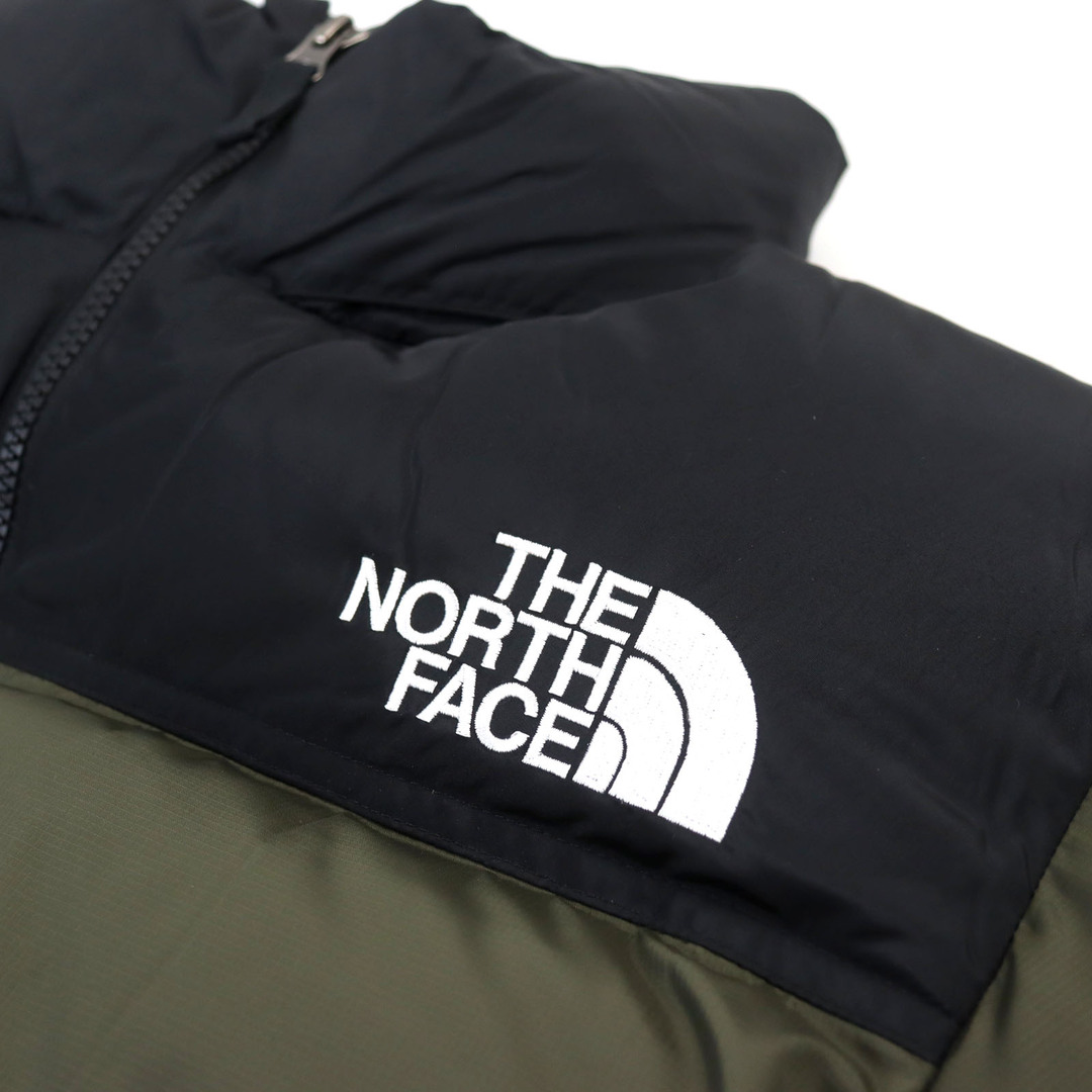 THE NORTH FACE(ザノースフェイス)の良品○THE NORTH FACE ザ・ノースフェイス ND92335 Nuptse Jacket ヌプシジャケット ニュートープ ロゴ刺繍 フード入り スタンドカラー リサイクルダウン  ダウンジャケット カーキグリーン L 正規品 メンズ メンズのジャケット/アウター(ダウンジャケット)の商品写真