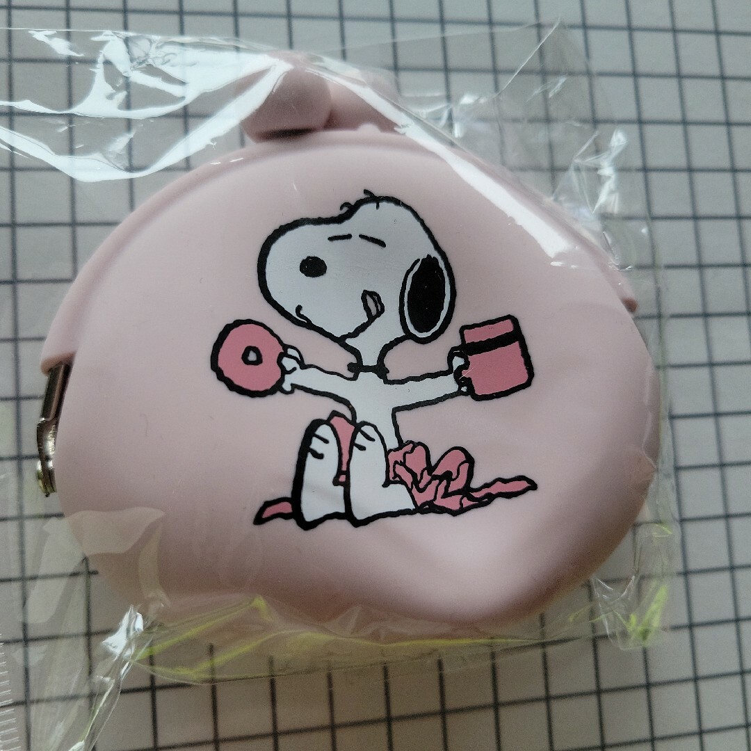 SNOOPY(スヌーピー)の【未使用】スヌーピー シリコン 財布 がま口タイプ　ピンク レディースのファッション小物(財布)の商品写真