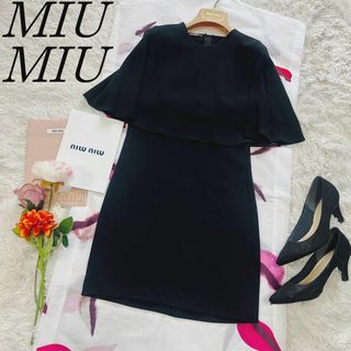 ミュウミュウ(miumiu)の【美品】MIU MIU ケープワンピース ブラック 膝丈 38 半袖(ひざ丈ワンピース)