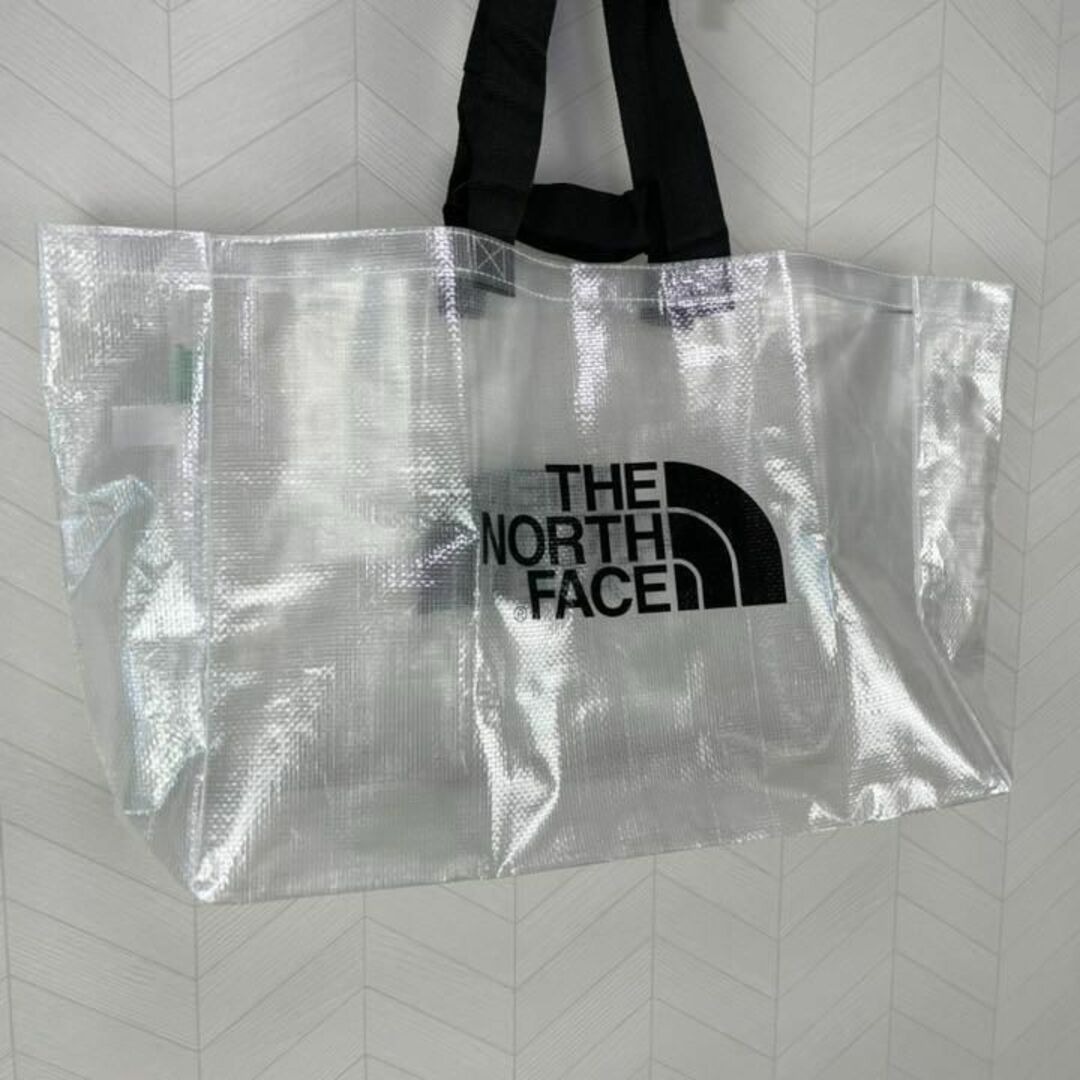 THE NORTH FACE(ザノースフェイス)の新品海外限定 ノースフェイス 2way ビニールバッグ プールバック エコバッグ メンズのバッグ(トートバッグ)の商品写真