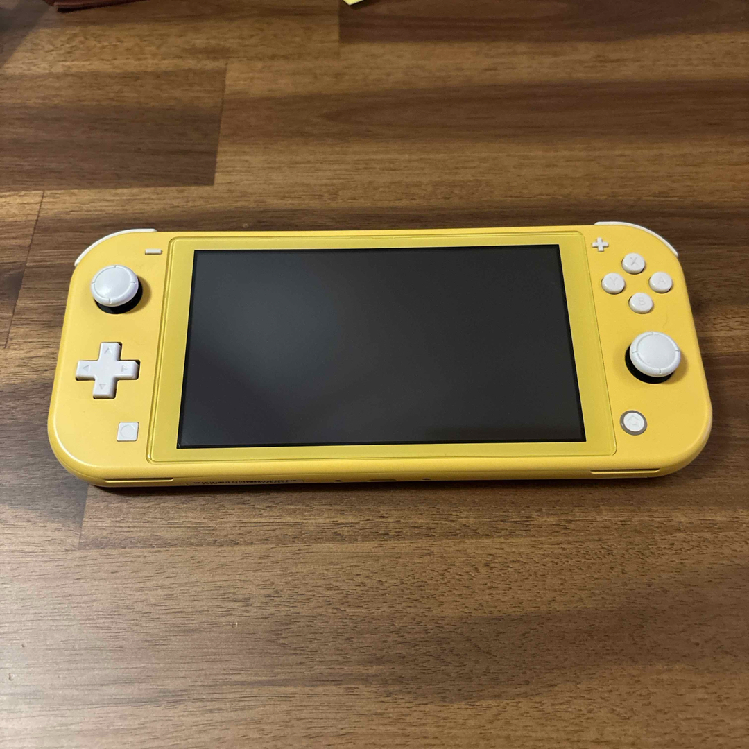 Nintendo Switch(ニンテンドースイッチ)のNintendo Switch Lite イエロー エンタメ/ホビーのゲームソフト/ゲーム機本体(家庭用ゲーム機本体)の商品写真