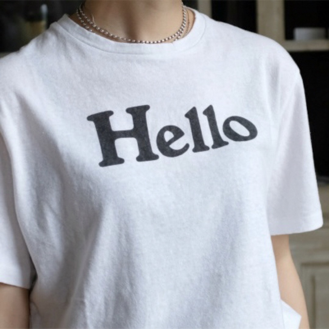 MADISONBLUE(マディソンブルー)のインポート ロゴ Tシャツ HELLO ハロー レディース 白 ホワイト レディースのトップス(Tシャツ(半袖/袖なし))の商品写真