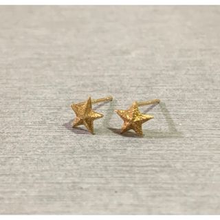 K18 スターダスト加工ピアス　キャッチ付き(ピアス)