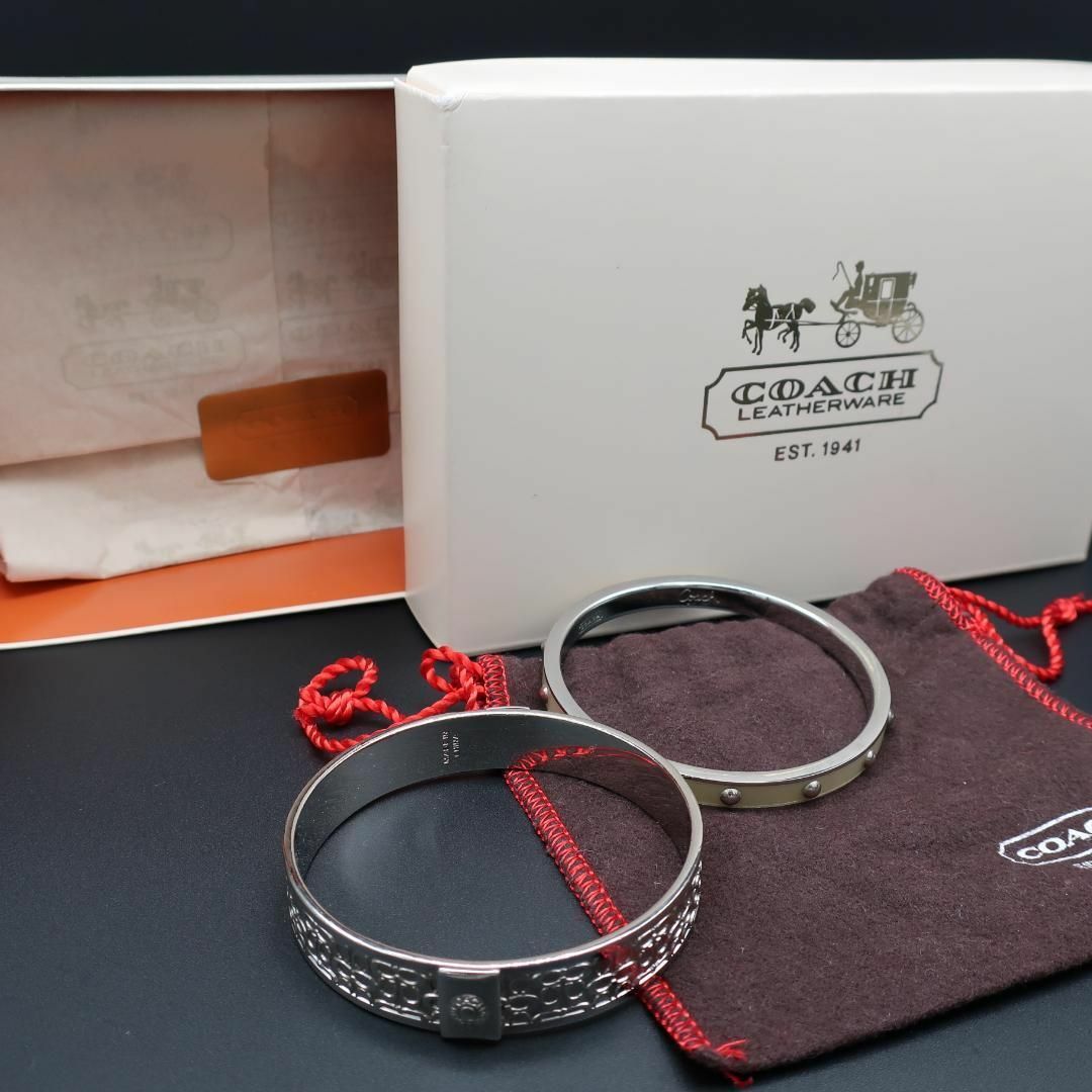 COACH(コーチ)の正規品 コーチ COACH バングル ブレスレット シルバー 箱 袋 二個セット レディースのアクセサリー(ブレスレット/バングル)の商品写真