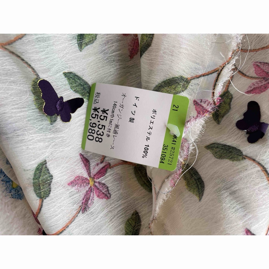 オーガンジー　レース　花柄　蝶々　生地　ドイツ製 ハンドメイドの素材/材料(生地/糸)の商品写真
