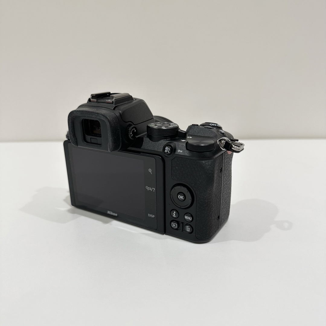 Nikon(ニコン)の【値段交渉可】Nikon Z50 レンズキット( 国内保証書,SDカード付) スマホ/家電/カメラのカメラ(ミラーレス一眼)の商品写真