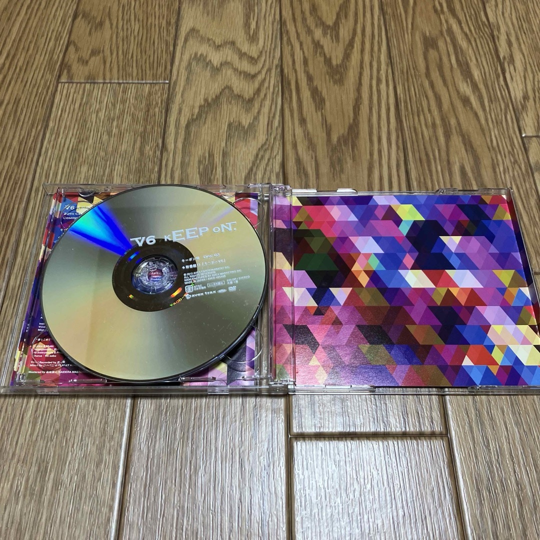 V6(ブイシックス)のKEEP ON / 愛をこめて　 初回生産限定キーポン盤 エンタメ/ホビーのCD(ポップス/ロック(邦楽))の商品写真