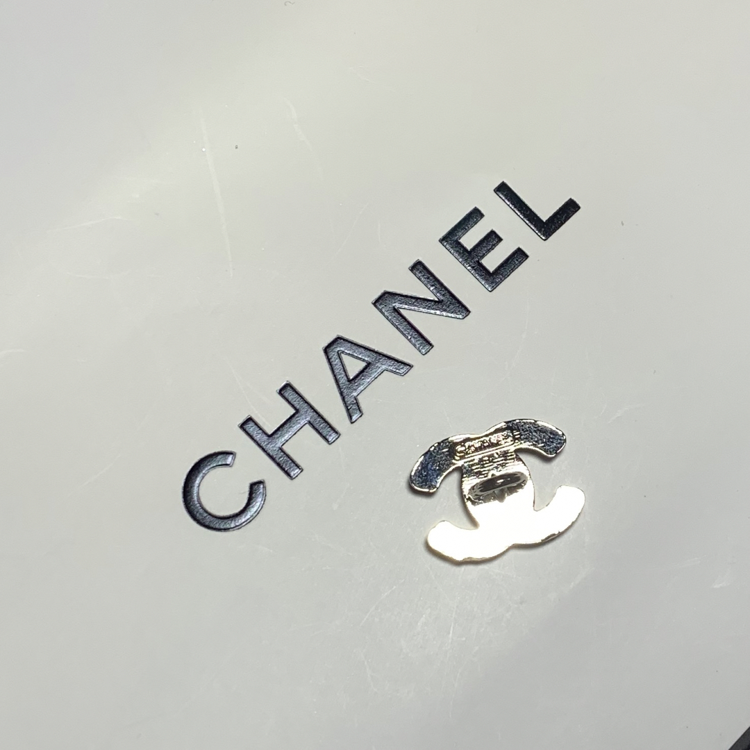 CHANEL(シャネル)のシャネル　ボタン　美品！ ハンドメイドの素材/材料(各種パーツ)の商品写真