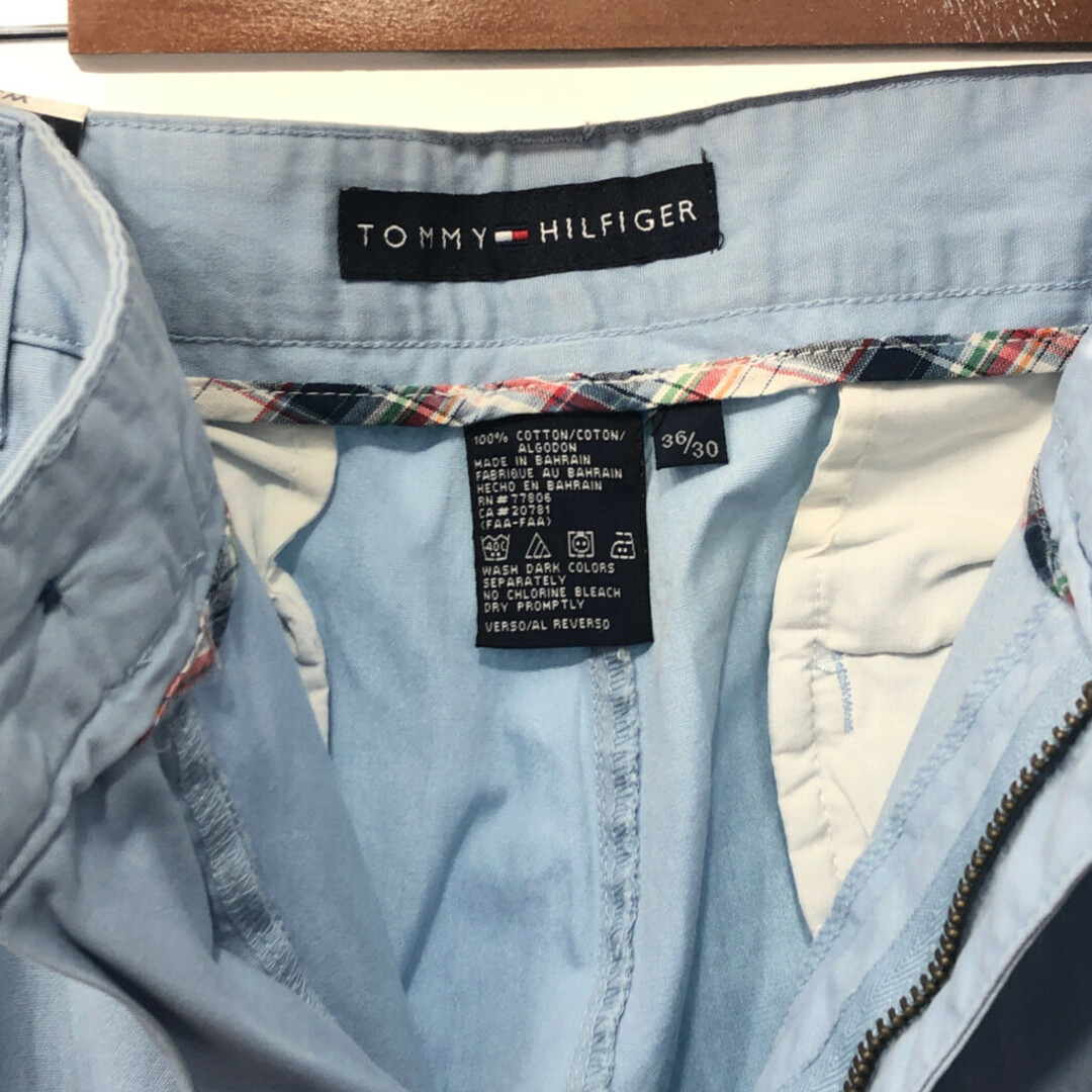 TOMMY HILFIGER(トミーヒルフィガー)の新品タグ付き TOMMY HILFIGER トミーヒルフィガー タック カラーチノパンツ 大きいサイズ ライトブルー (メンズ 36/30) 中古 古着 Q2143 メンズのパンツ(その他)の商品写真