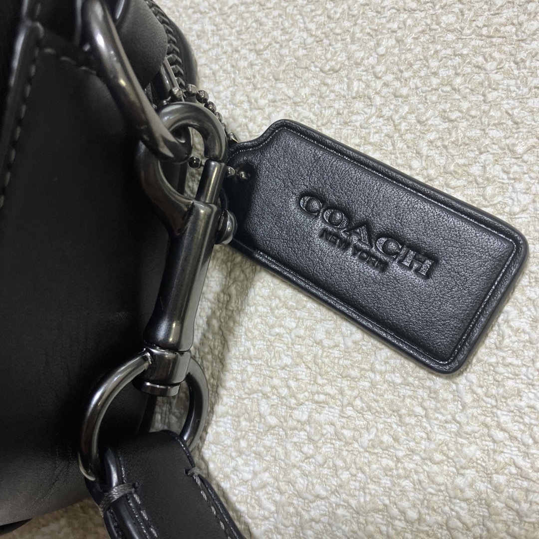 COACH(コーチ)のCOACH コーチ　ショルダーバッグ  白黒　シグネチャー　総柄 メンズのバッグ(ショルダーバッグ)の商品写真