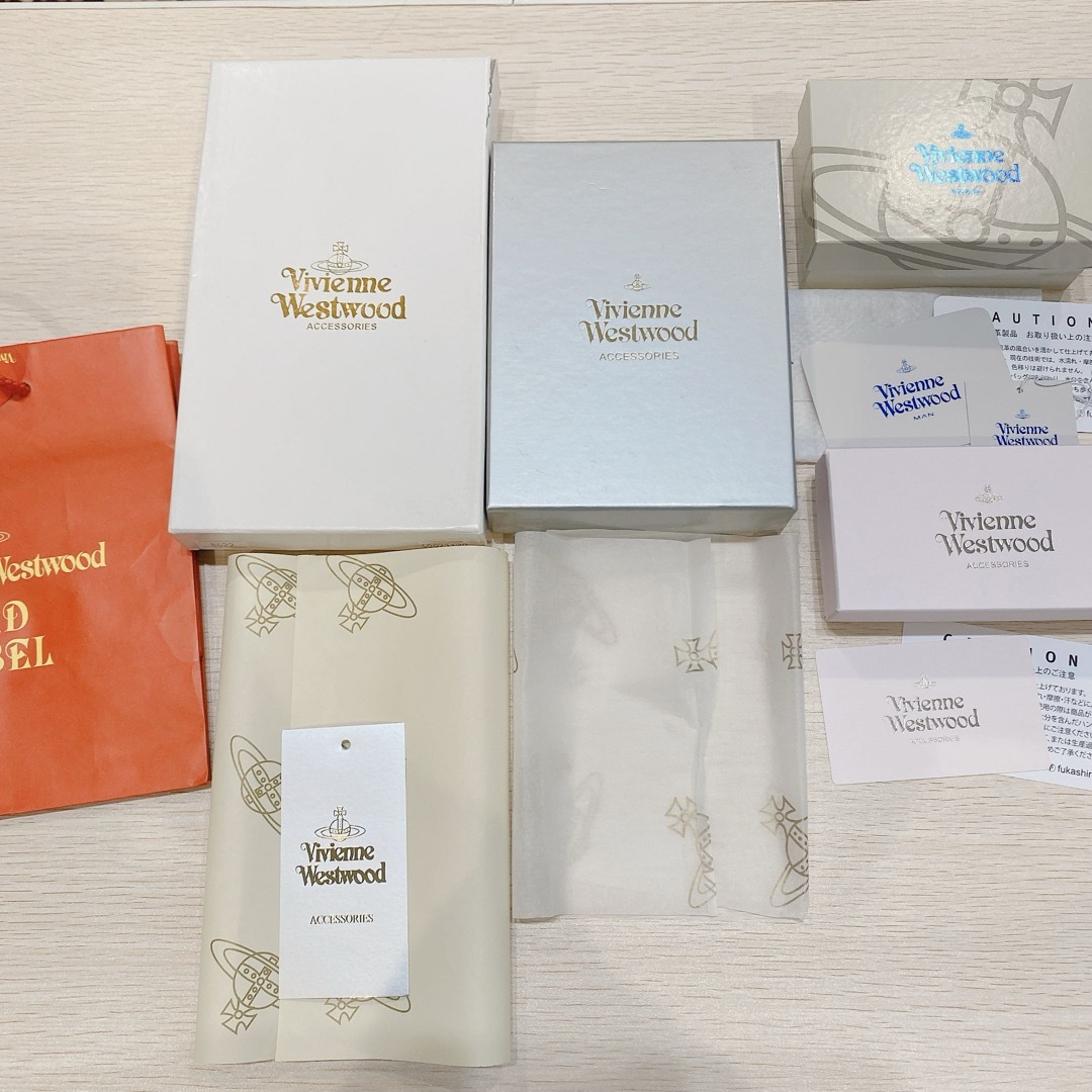 Vivienne Westwood(ヴィヴィアンウエストウッド)のVivienneWestwood 空箱4つ　RED LABELの紙袋1枚おまけ レディースのバッグ(ショップ袋)の商品写真