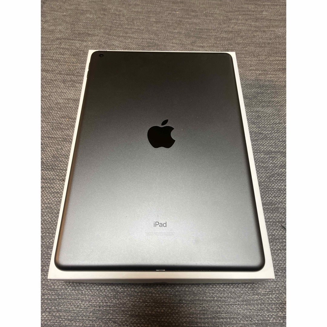 Apple(アップル)のiPad第8世代 シルバー 32GB Wi-Fiモデル スマホ/家電/カメラのPC/タブレット(タブレット)の商品写真