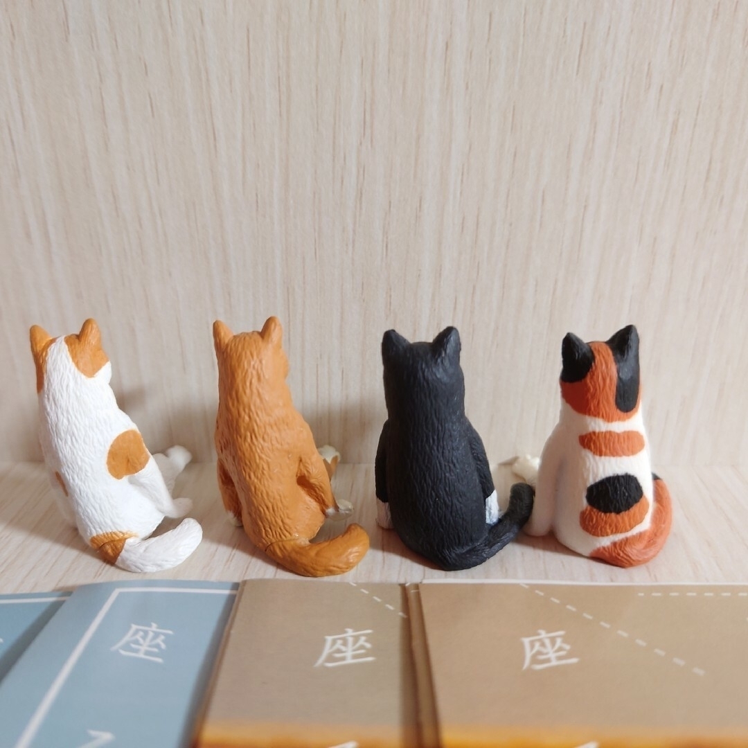 ガチャガチャ『座る犬』『座る猫』４種セット エンタメ/ホビーのフィギュア(その他)の商品写真