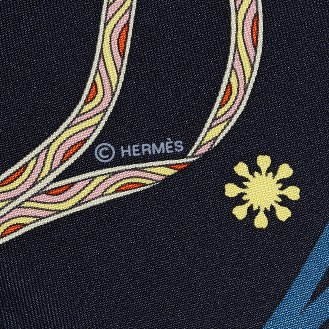 Hermes(エルメス)のHERMES エルメス ガヴロッシュ Le Sacre de l'Hiver 冬の祭典 893925S 05 スカーフ 2022AW ネイビー イエロー【中古】 レディースのファッション小物(バンダナ/スカーフ)の商品写真