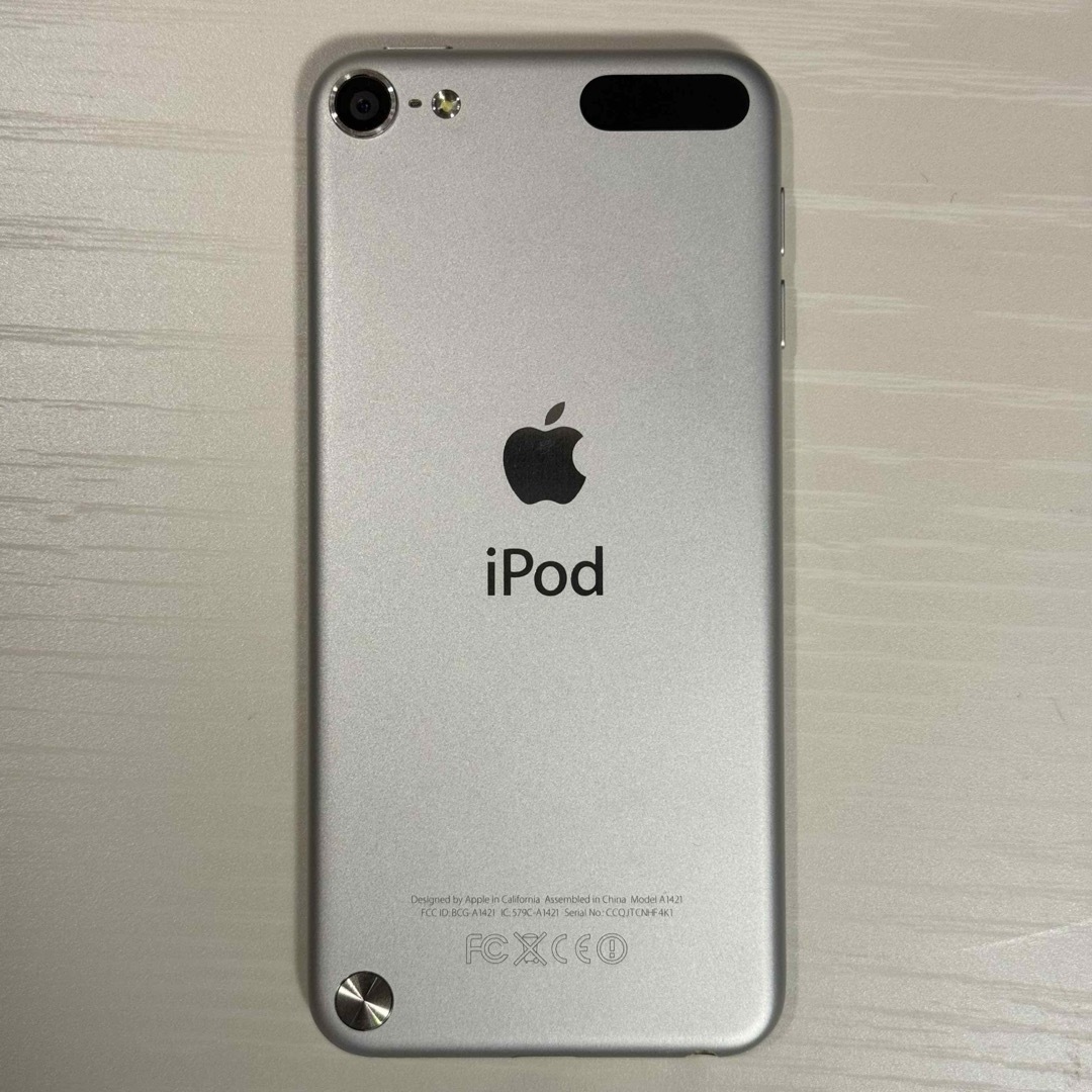 Apple(アップル)のiPod touch 第5世代 ホワイト&シルバー 32GB MD720J/A スマホ/家電/カメラのオーディオ機器(ポータブルプレーヤー)の商品写真