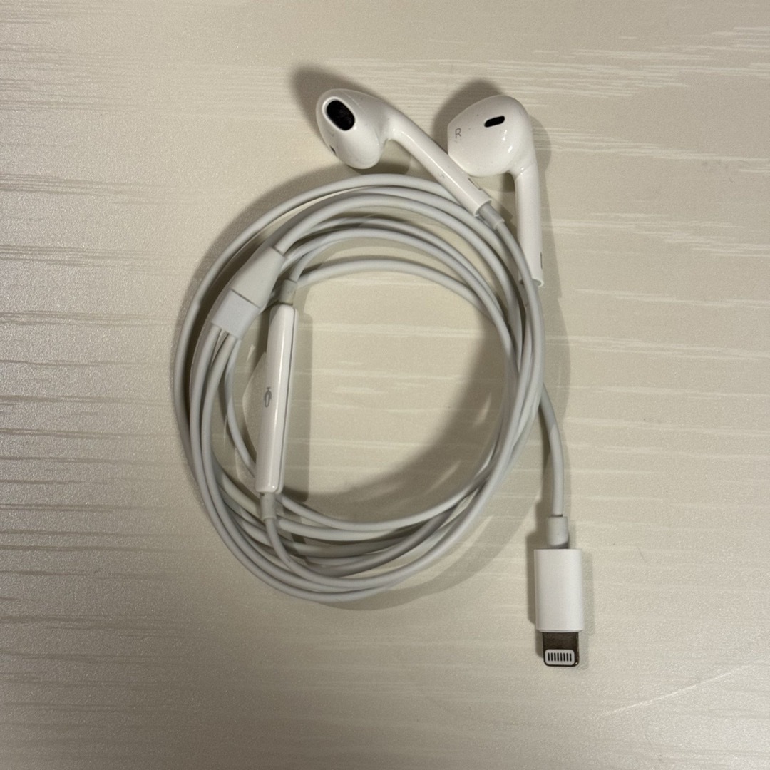 Apple(アップル)のApple EarPods with Lightning Connector スマホ/家電/カメラのオーディオ機器(ヘッドフォン/イヤフォン)の商品写真