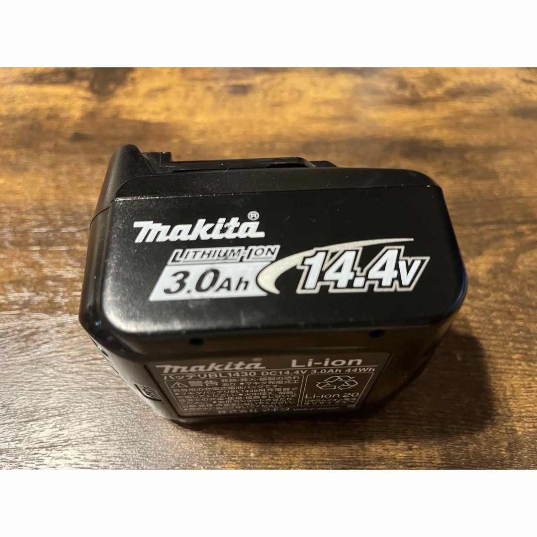 Makita(マキタ)のマキタ 純正バッテリー14.4v 3.0Ah BL1430 自動車/バイクのバイク(工具)の商品写真