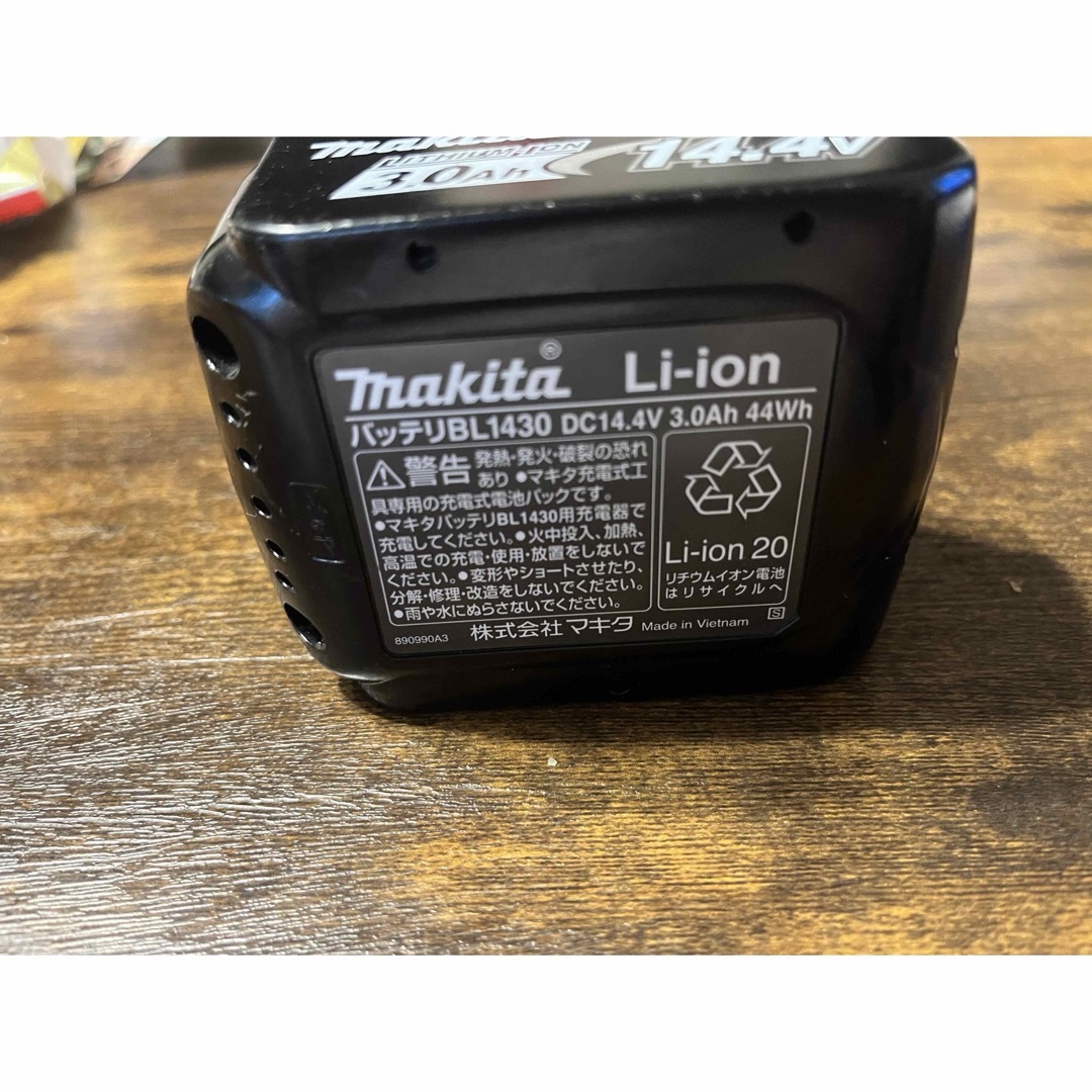 Makita(マキタ)のマキタ 純正バッテリー14.4v 3.0Ah BL1430 自動車/バイクのバイク(工具)の商品写真