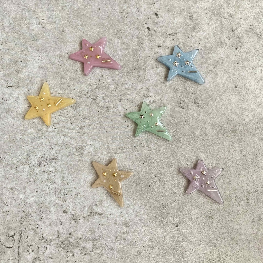 ヘアクリップ　『stella』  星型 / ベージュ / ニュアンスアート ハンドメイドのアクセサリー(ヘアアクセサリー)の商品写真