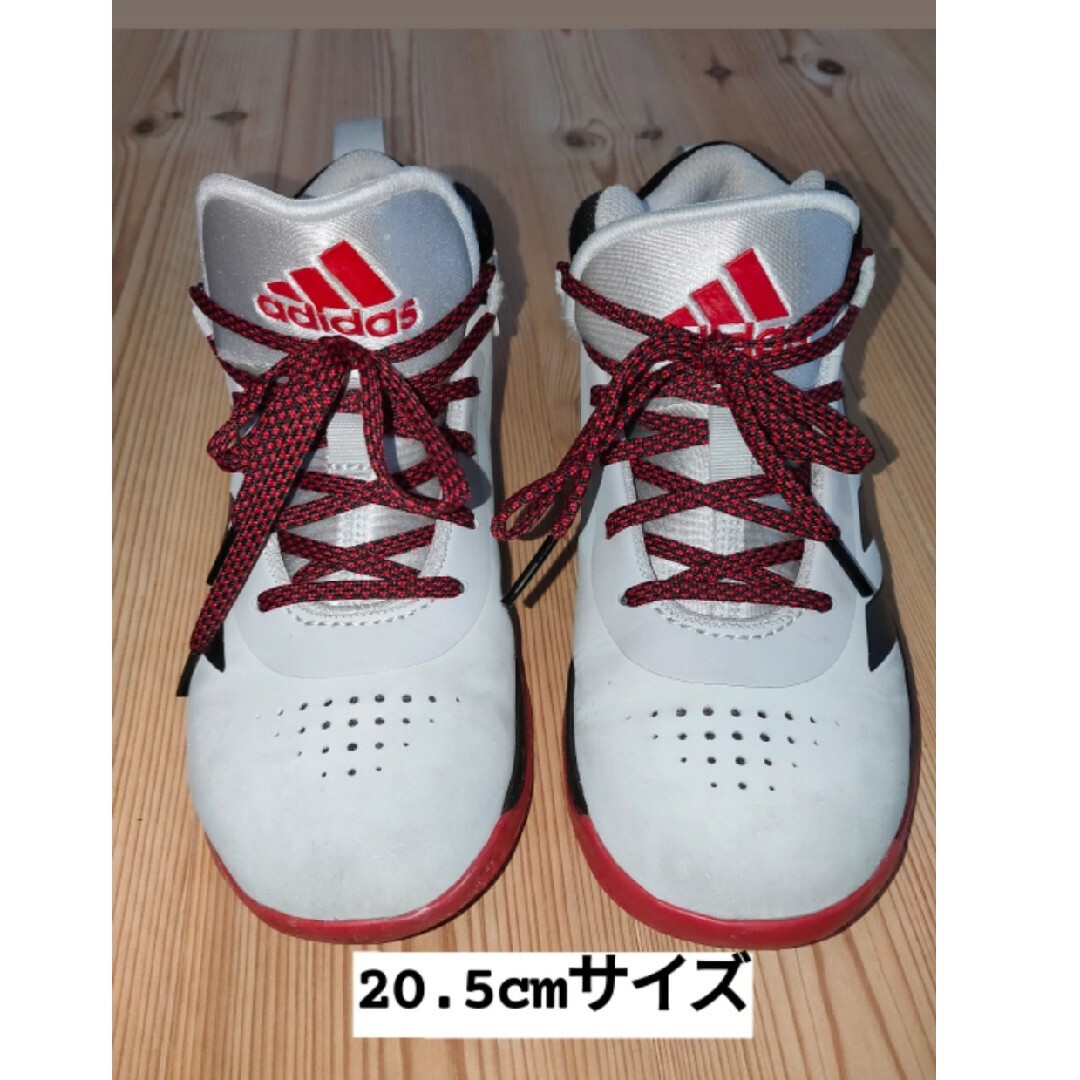 adidas(アディダス)のadidas　キッズ　バッシュ キッズ/ベビー/マタニティのキッズ靴/シューズ(15cm~)(スニーカー)の商品写真