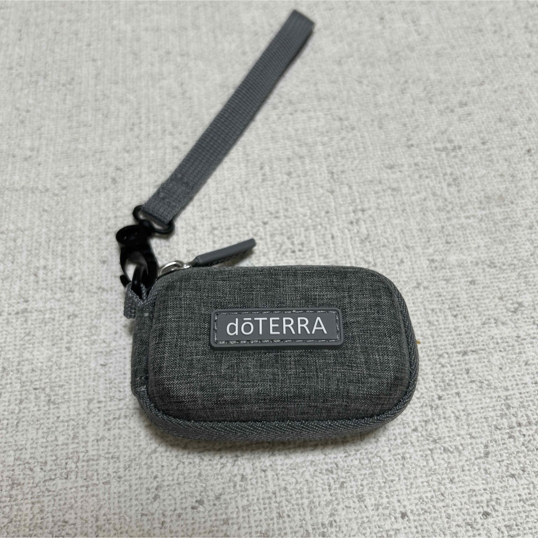 doTERRA(ドテラ)の【値下げしました】ドテラ　ミニボトルケース　2mlミニボトル 24本 コスメ/美容のリラクゼーション(エッセンシャルオイル（精油）)の商品写真