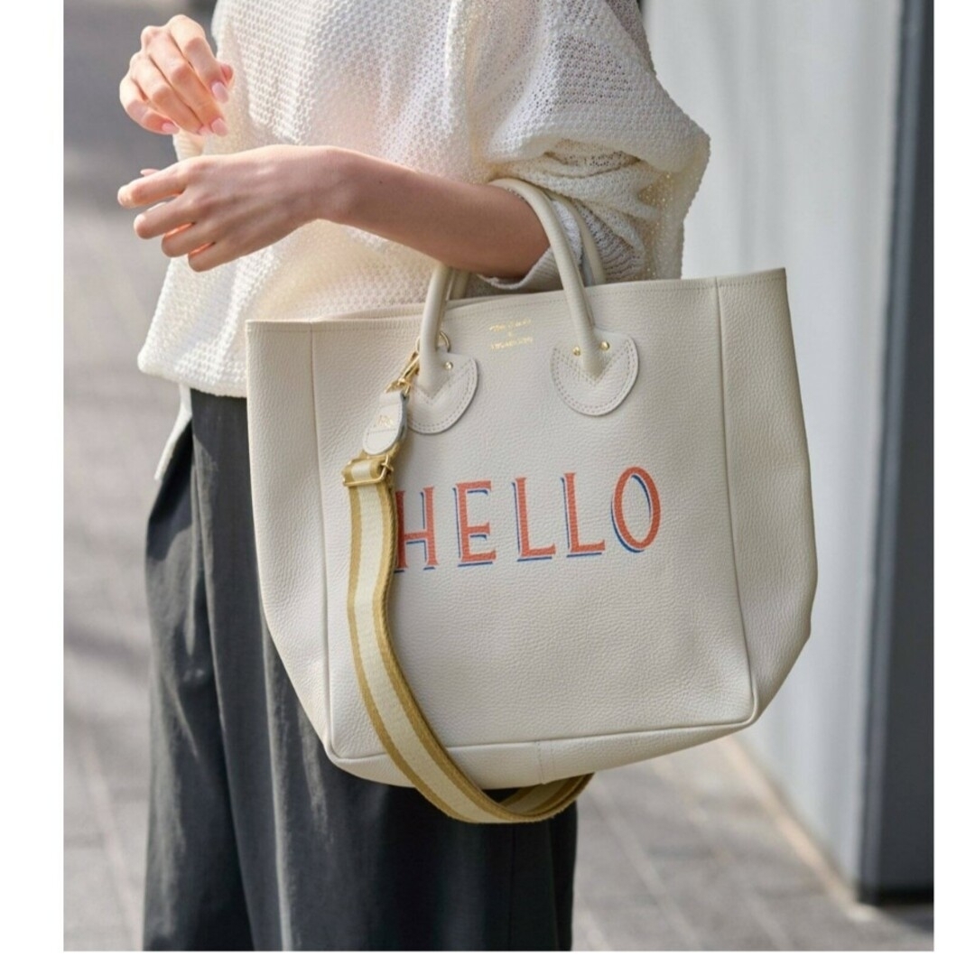 YOUNG&OLSEN(ヤングアンドオルセン)のヤング＆オルセン　別注ストラップ付 HELLO バッグ ホワイト レディースのバッグ(トートバッグ)の商品写真