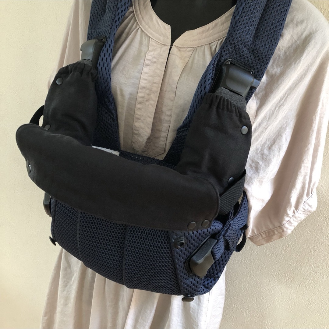 BABYBJORN(ベビービョルン)のブラック無地☆ベビービョルン　よだれカバー・首回りカバー 2点セット　 キッズ/ベビー/マタニティの外出/移動用品(抱っこひも/おんぶひも)の商品写真