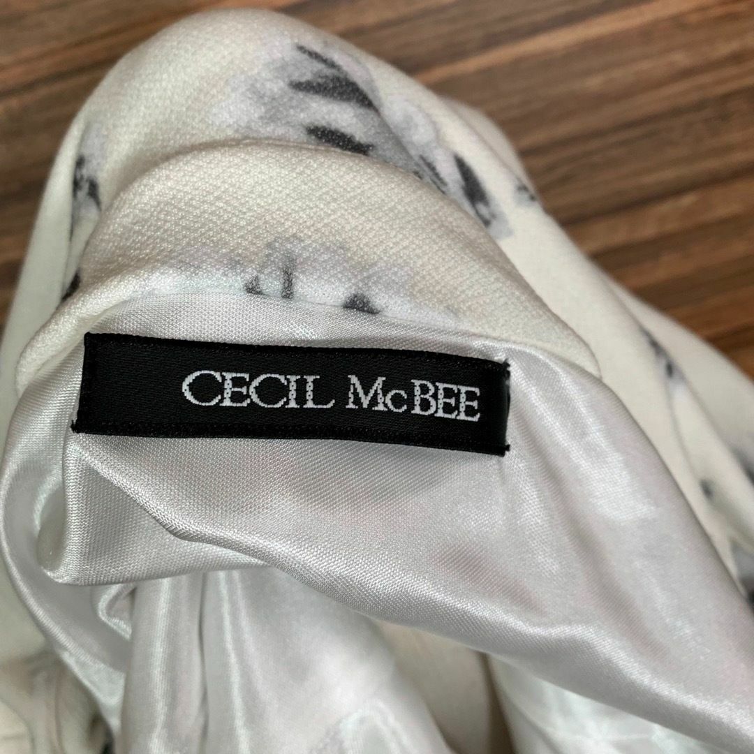 CECIL McBEE(セシルマクビー)のセシルマクビー ワンピース Mサイズ 白 ホワイト 花柄 半袖 レディースのワンピース(ひざ丈ワンピース)の商品写真