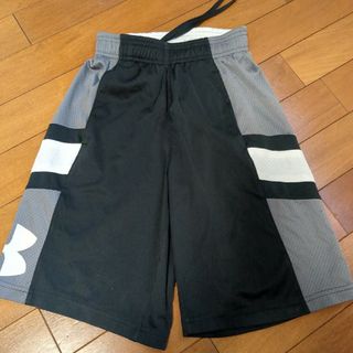 UNDER ARMOUR - UNDER ARMOUR子供用ハーフパンツ140cm