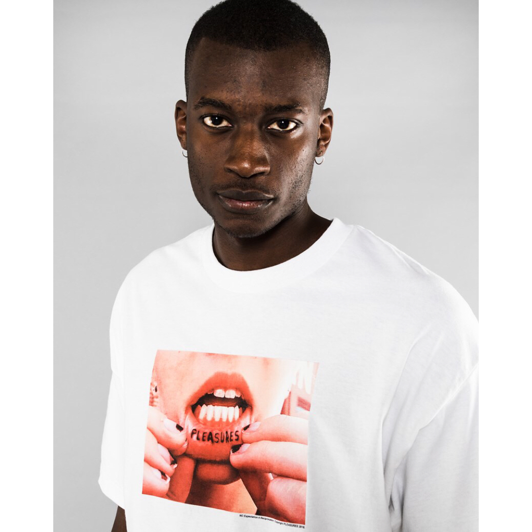 PLEASURES(プレジャー)のPleasures Tシャツ L TATTOO ロゴ　半袖　ホワイト メンズのトップス(Tシャツ/カットソー(半袖/袖なし))の商品写真