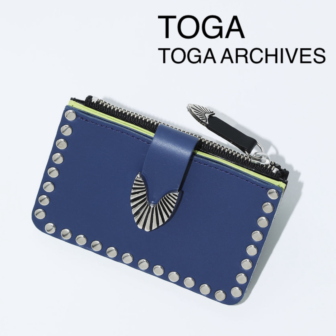 TOGA(トーガ)の新品 定価2.6万円 TOGA  トーガ スタッズ ウォレット ブルー レディースのファッション小物(財布)の商品写真