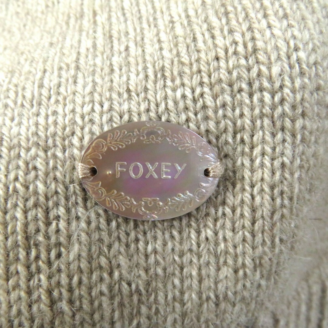 FOXEY(フォクシー)の極美品★FOXEY フォクシー 35979 カシミヤ100％ 白タグ FOXファー・ロゴプレート付 ケープ/ポンチョ ベージュ F 日本製 正規品 レディース レディースのジャケット/アウター(ポンチョ)の商品写真