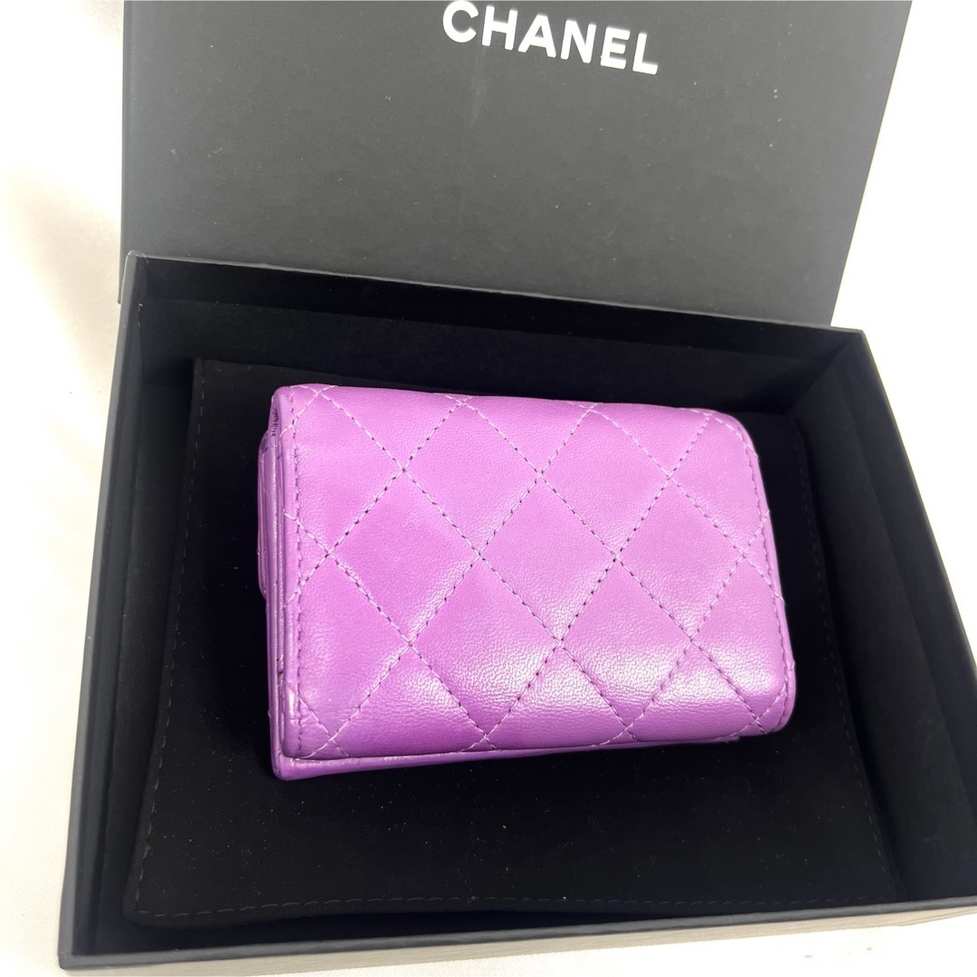 CHANEL(シャネル)のシャネル マトラッセ ラムスキン 三つ折り財布  パープル 31番台ギャラ.箱有 レディースのファッション小物(財布)の商品写真