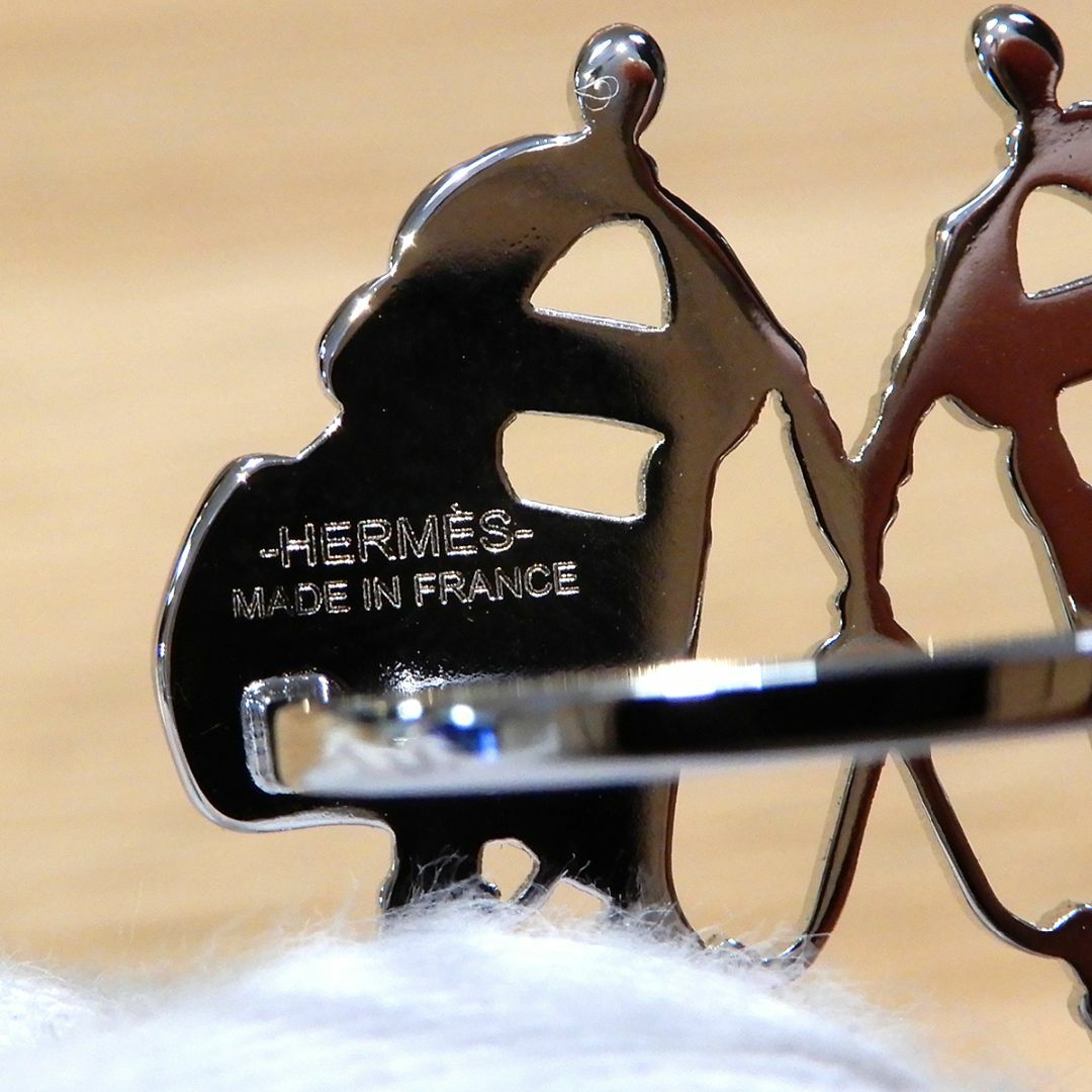 Hermes(エルメス)の新品未使用 エルメス スカーフリング カレ70 ブリッドドゥガラ シルバー レディースのファッション小物(その他)の商品写真