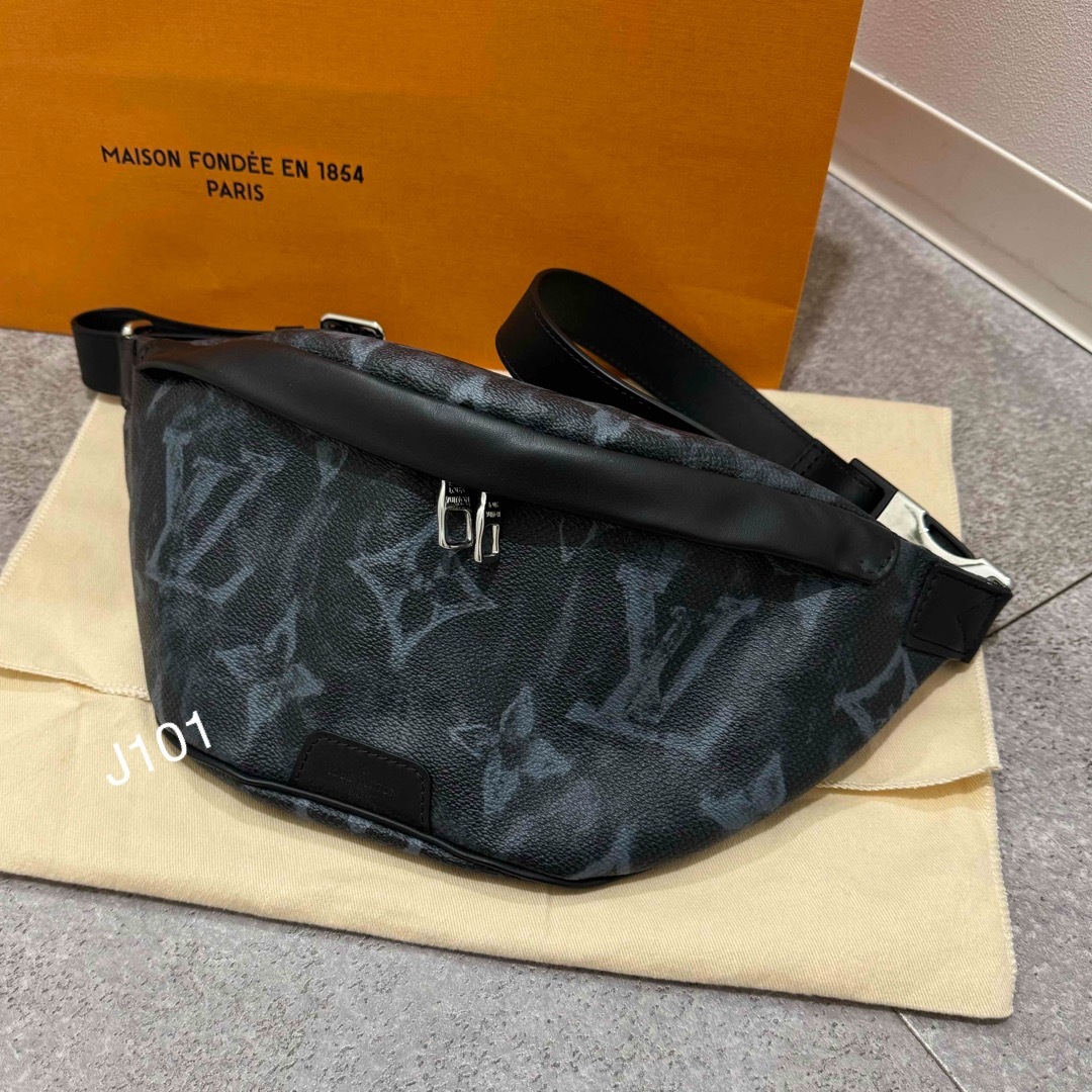 LOUIS VUITTON(ルイヴィトン)のルイヴィトン ディスカバリー バムバッグ NM メンズのバッグ(ショルダーバッグ)の商品写真