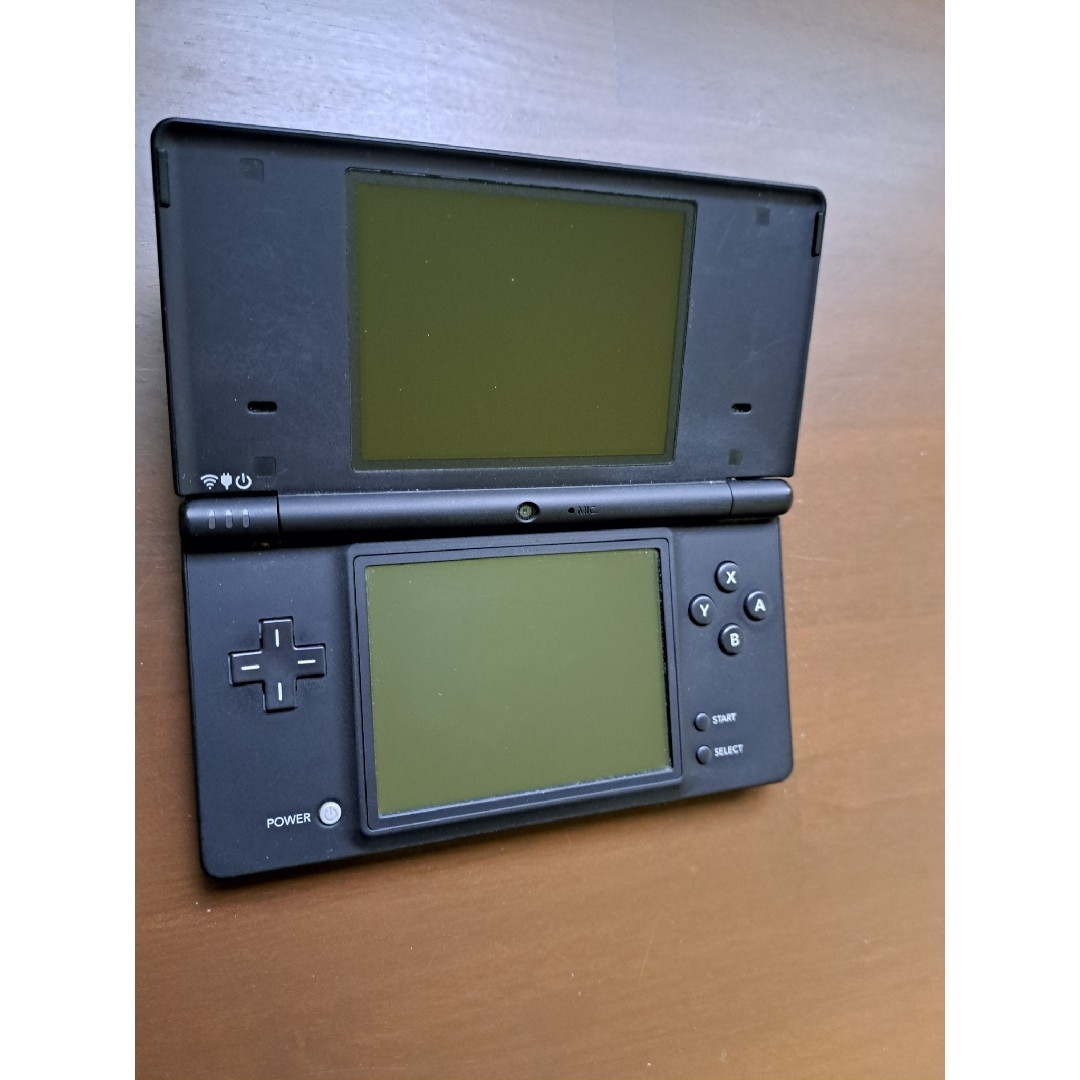 ニンテンドーDS(ニンテンドーDS)のNintendo DS i ブラック 充電器付き エンタメ/ホビーのゲームソフト/ゲーム機本体(携帯用ゲーム機本体)の商品写真