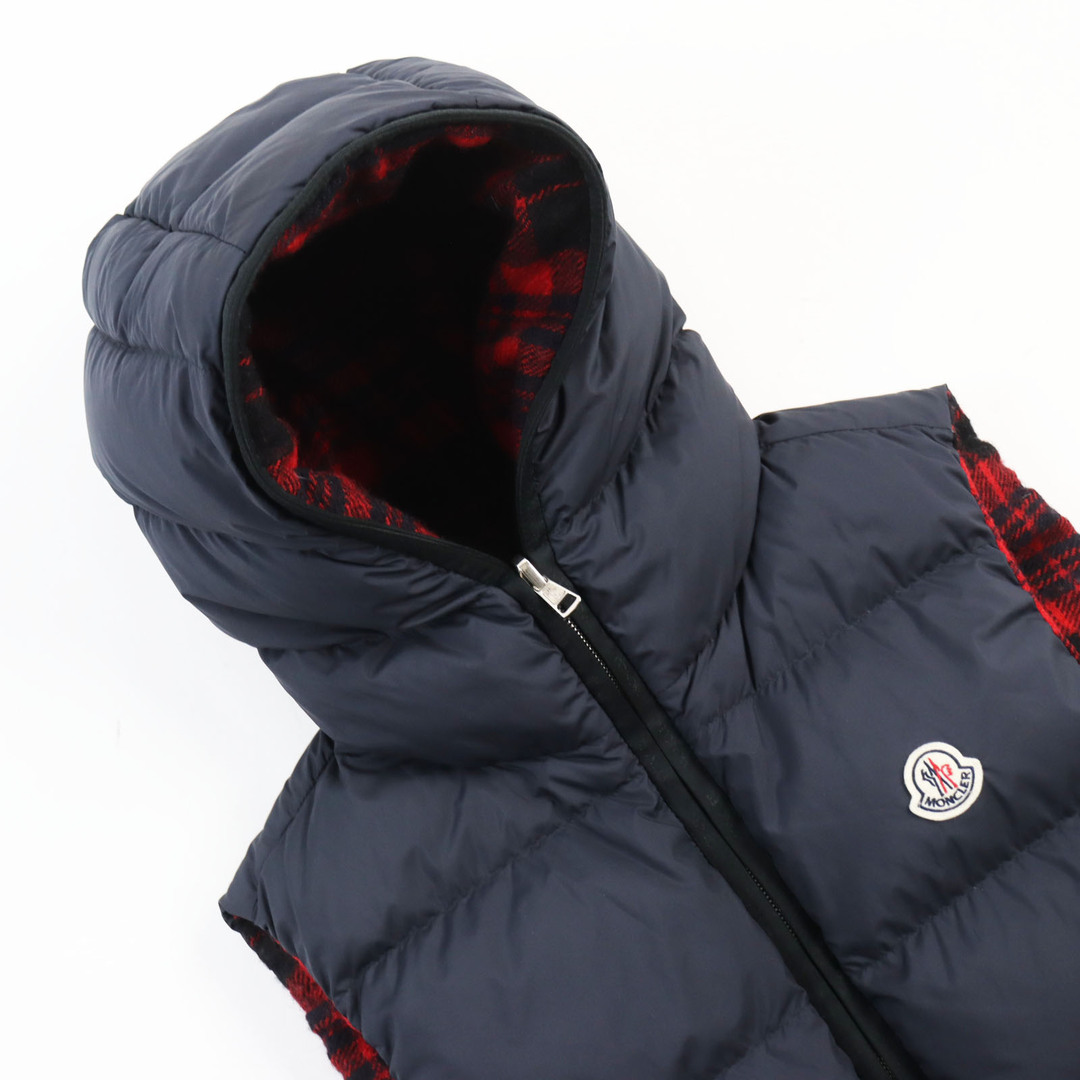 MONCLER(モンクレール)の美品●MONCLER モンクレール THOULE リバーシブル ロゴワッペン付き フーデッド ダウンベスト ネイビー レッド 2 ハンガー・ガーメント付き 正規品 メンズ メンズのジャケット/アウター(ダウンベスト)の商品写真