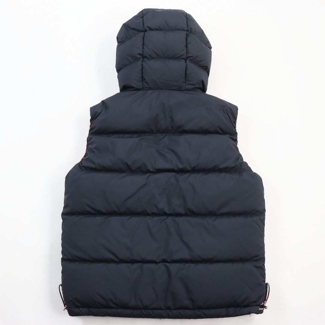 MONCLER(モンクレール)の美品●MONCLER モンクレール THOULE リバーシブル ロゴワッペン付き フーデッド ダウンベスト ネイビー レッド 2 ハンガー・ガーメント付き 正規品 メンズ メンズのジャケット/アウター(ダウンベスト)の商品写真