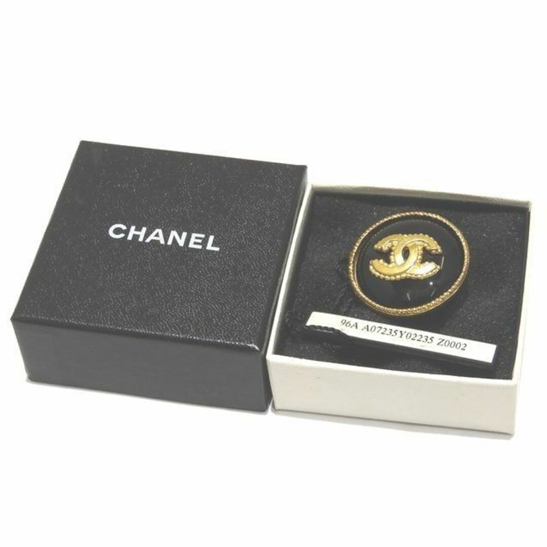 CHANEL(シャネル)の美品 96A CHANEL シャネル ラウンド型 ブローチ ココマーク ☆ ゴールドカラー × ブラック A07235Y02235 レディース ▼ シト000/6C  レディースのアクセサリー(ブローチ/コサージュ)の商品写真