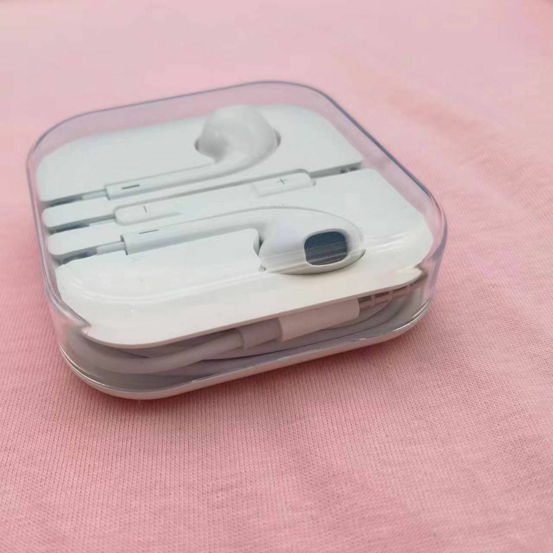 Apple(アップル)のアップル純正 イヤホン EarPods with 3.5 mmヘッドフォンプラグ スマホ/家電/カメラのオーディオ機器(ヘッドフォン/イヤフォン)の商品写真