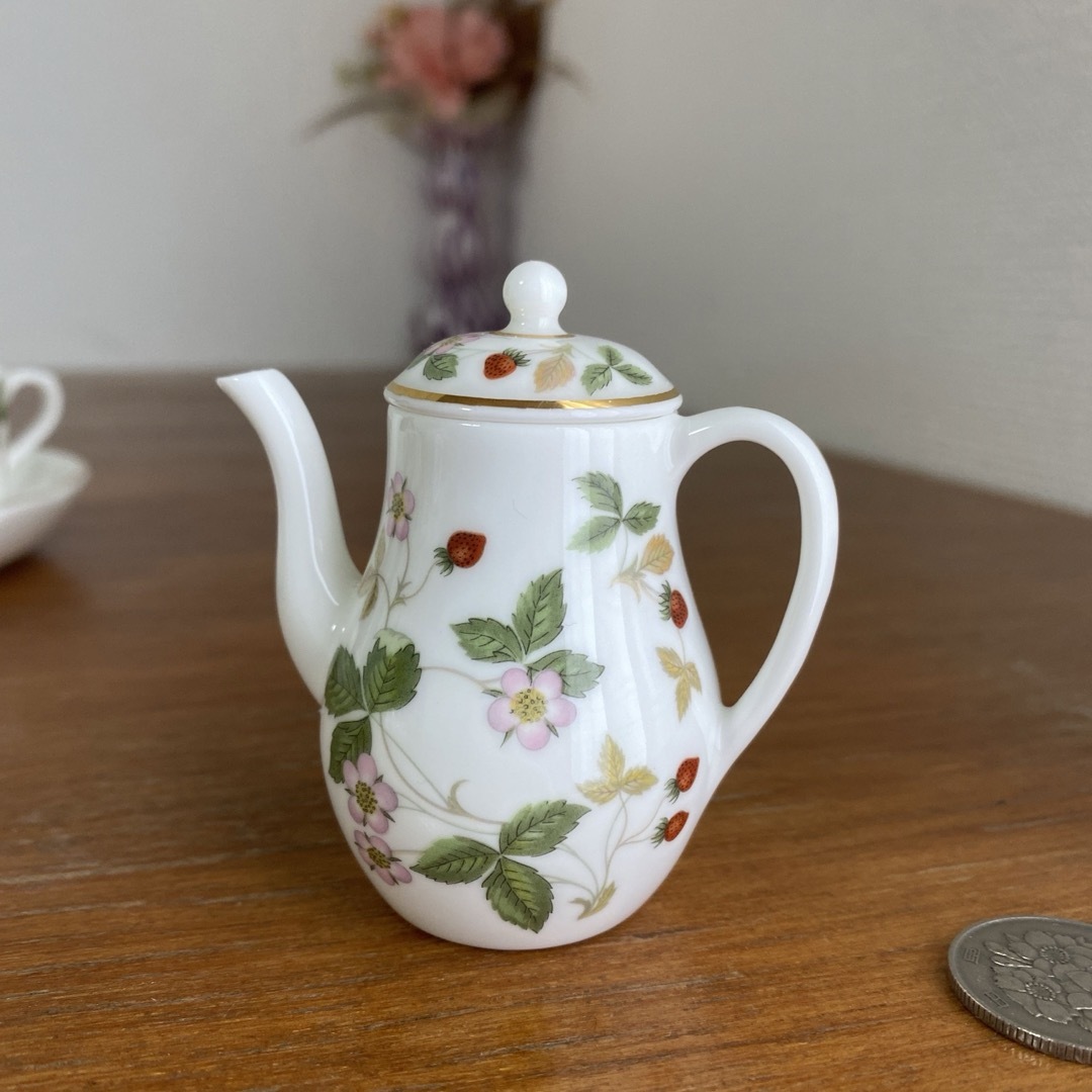 WEDGWOOD(ウェッジウッド)のウェッジウッド　ワイルドストロベリー　ミニチュア　ティーセット　コーヒー　セット インテリア/住まい/日用品のインテリア小物(置物)の商品写真