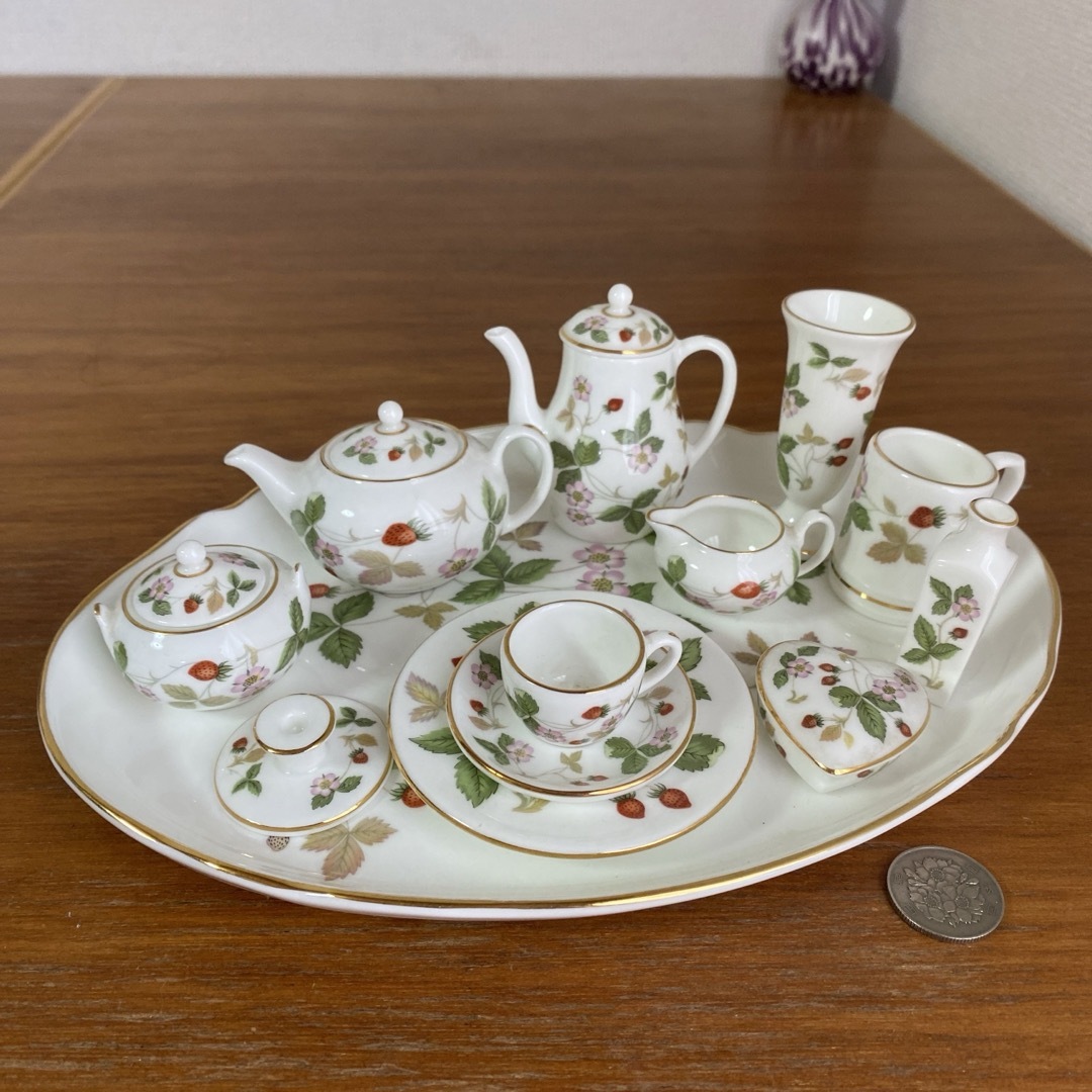 WEDGWOOD(ウェッジウッド)のウェッジウッド　ワイルドストロベリー　ミニチュア　ティーセット　コーヒー　セット インテリア/住まい/日用品のインテリア小物(置物)の商品写真