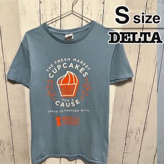 デルタ(DELTA)のDELTA　Tシャツ　S　グレーブルー　プリント　カップケーキ　ロゴ　USA古着(Tシャツ/カットソー(半袖/袖なし))