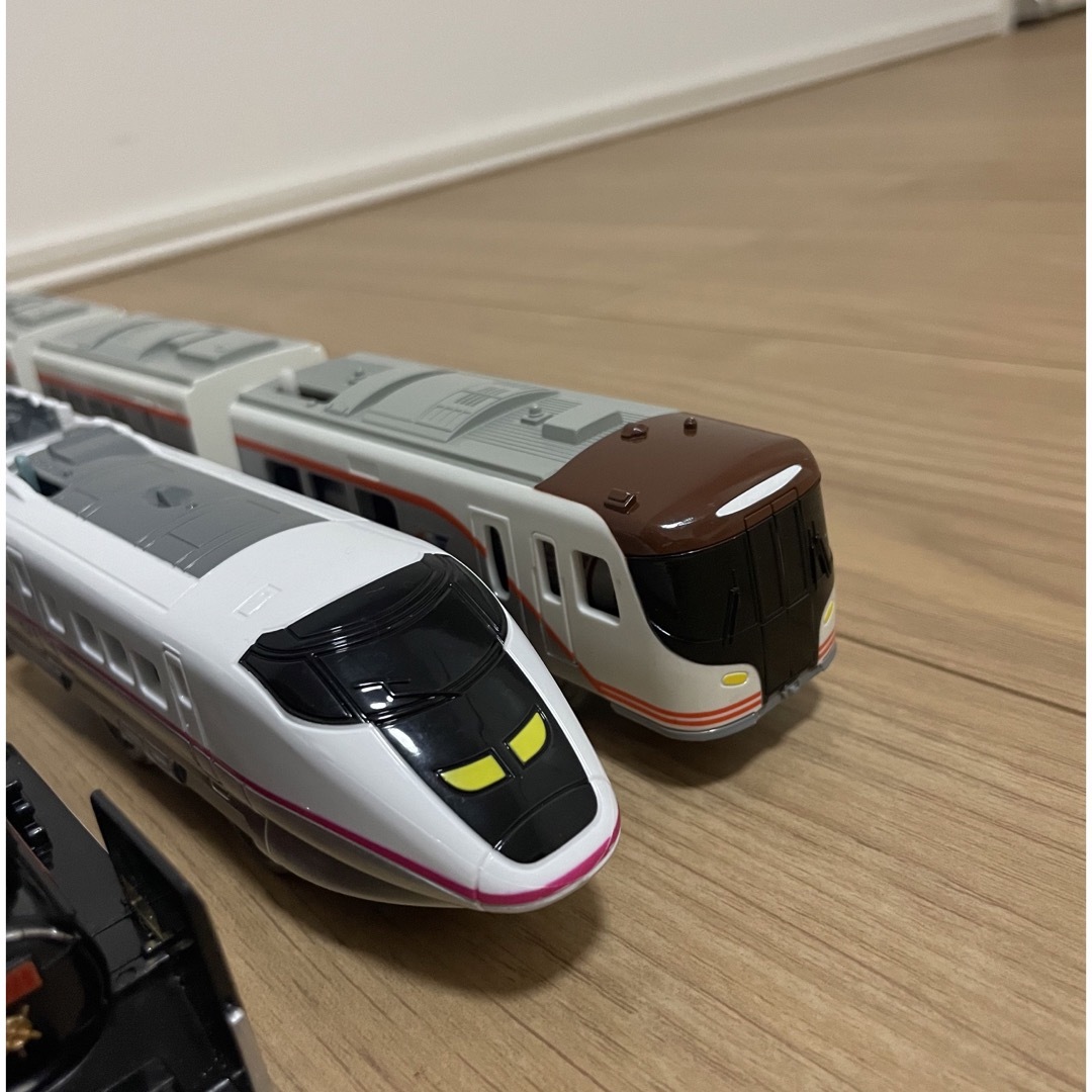 Takara Tomy(タカラトミー)のプラレール10個セット キッズ/ベビー/マタニティのおもちゃ(電車のおもちゃ/車)の商品写真