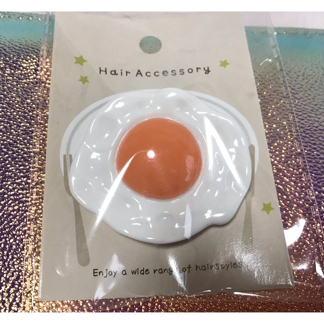 目玉焼きヘアクリップ新品２個セット レディースのヘアアクセサリー(バレッタ/ヘアクリップ)の商品写真