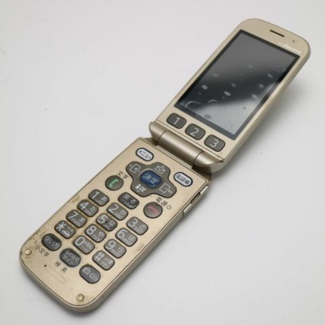 富士通(フジツウ)の中古 F-08C ゴールド M777 スマホ/家電/カメラのスマートフォン/携帯電話(携帯電話本体)の商品写真