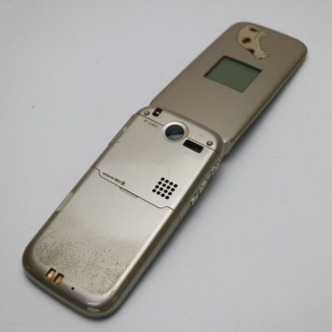 富士通(フジツウ)の中古 F-08C ゴールド M777 スマホ/家電/カメラのスマートフォン/携帯電話(携帯電話本体)の商品写真