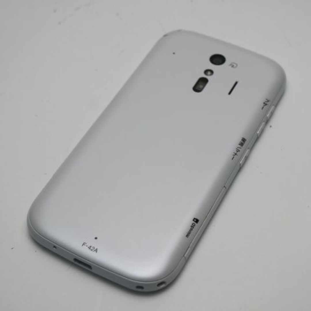 富士通(フジツウ)の超美品 F-42A らくらくスマートフォン ホワイト M777 スマホ/家電/カメラのスマートフォン/携帯電話(スマートフォン本体)の商品写真